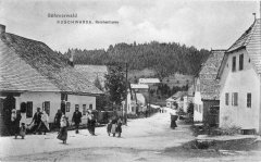 kaple na dobové pohlednici (za ženou s nůší)