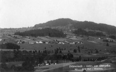 kaple na dobové pohlednici (uprostřed, u křižovatky cest)