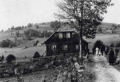 historické foto kaple (v pozadí, vlevo od domu)