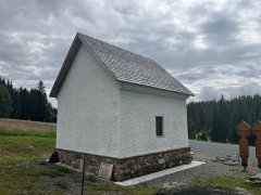 pohled zezadu zleva