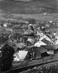 celkový pohled na město s hrobkou (v pozadí, na levém konci hřbitova)