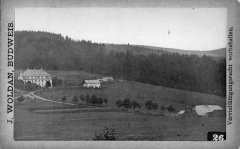 zámek s kaplí na dobové pohlednici