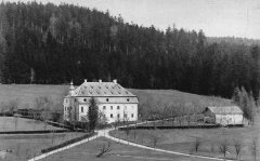 historické foto zámku s kaplí