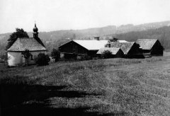historické foto kaple a vedlejšího statku