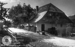 historické foto kaple (vlevo v pozadí)