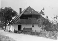 historické foto kaple (vlevo v pozadí)