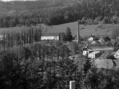 historické foto části vsi s kaplí (vpravo od komína)