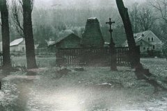 historické foto kaple (vlevo, za stromy)