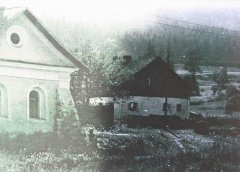 historické foto kaple (vlevo)