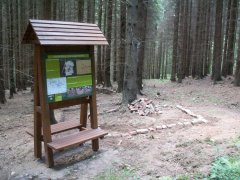 naznačený půdorys kaple - pohled zepředu zleva