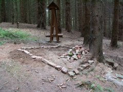 naznačený půdorys kaple - pohled zezadu zprava
