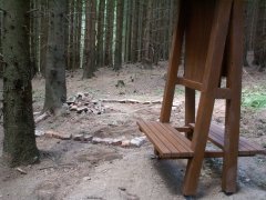 naznačený půdorys kaple - pohled zepředu zleva