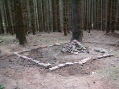 naznačený půdorys kaple - pohled zepředu zprava