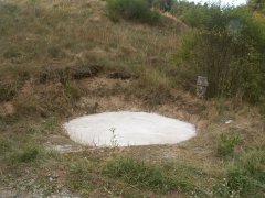 betonová deska na místě kaple - pohled zepředu zleva