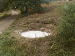 betonová deska na místě kaple - pohled zezadu zprava