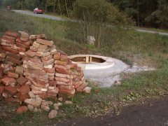 kruhové základy nové kaple - pohled zepředu zleva