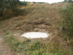 betonová deska na místě kaple - pohled zepředu zprava