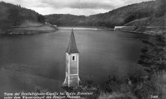 vyčnívající věž zatopeného kostela 