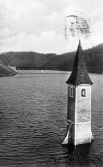vyčnívající věž zatopeného kostela