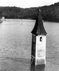 vyčnívající věž zatopeného kostela