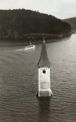 vyčnívající věž zatopeného kostela