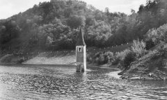 vyčnívající věž zatopeného kostela 