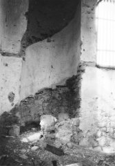 severní strana modlitebního sálu se stopami po šnekovém schodišti vedoucím na ženskou galerii