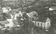 synagoga s židovskou čtvrtí (pohled z hradního vrchu, od hřbitovního kostela)