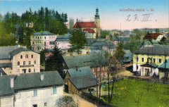 dobová pohlednice města s kaplí (vlevo od kostela)