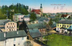 dobová pohlednice města s kaplí (vlevo od kostela)