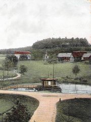 historické foto kaple (v pozadí uprostřed) - výřez z předchozí fotografie