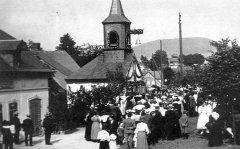 historické foto kaple (slavnostní osazení zvonu)