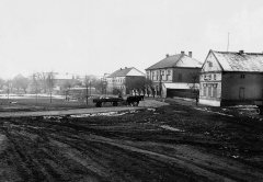 historické foto návsi s kaplí