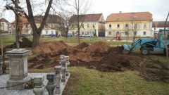 bagrování základů kaple