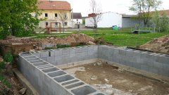 dozdívání základů na současnou úroveň terénu