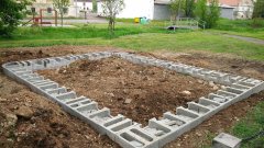 nové základy zarovnané na současnou úroveň terénu