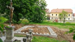 nové základy zarovnané na současnou úroveň terénu