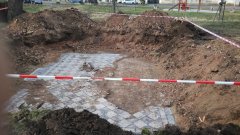 odkrytá původní dlažba kaple