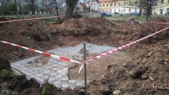 odkrytá původní dlažba kaple