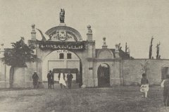 historické foto kaple (vlevo od brány)