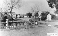 náves s kaplí (vpravo)