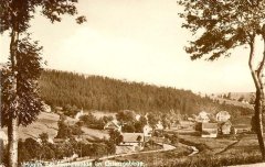historické foto vsi s kaplí (vlevo od středu)