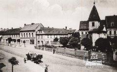 náměstí s kaplí