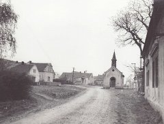 pohled na ves s kaplí