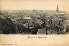 dobová pohlednice města se synagogou (přibližně uprostřed snímku, pod kostelem se dvěma věžemi)