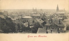 dobová pohlednice města se synagogou (přibližně uprostřed snímku, pod kostelem se dvěma věžemi)