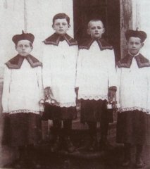ministranti před kaplí