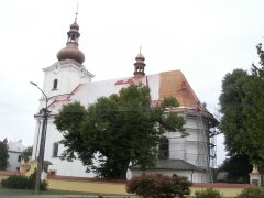 pohled zezadu zprava - pokládka nové krytiny presbytáře
