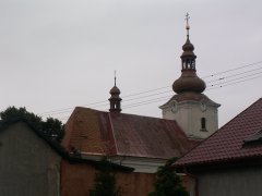 pohled zezadu zleva - pokládka nové krytiny presbytáře