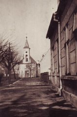 ulice s kaplí v pozadí